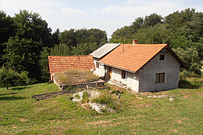 Старый дом с большим участком рядом с ручьем