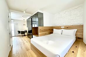 Строение с террасой на площади Тартини