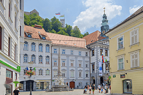 Квартира в центре, более 5 комнат.