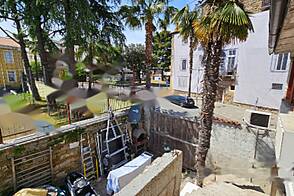 Квартира с 4-5 комнатами расположена в Копере.