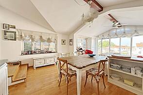 Квартира с четырьмя комнатами на Копер.