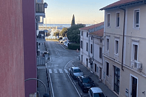 Квартира с тремя комнатами, недавно построена.