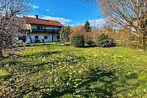 Жилище на улочке, выложенной кирпичом