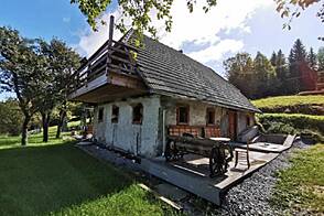 Дом, хозяйство на возвышенности.