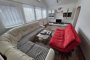 Дом, Любляна, Виќ, пригород Трново