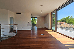 Центр, многокомнатная квартира, более пяти комнат.