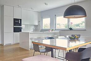 Дом, состоящий из более чем пяти комнат, расположен в Подутике.