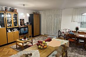 Квартира с тремя комнатами в районе Шишка