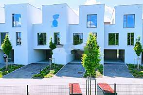 Здание с террасой в Долгом Мосту