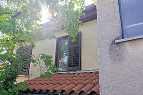 Квартира с четырьмя комнатами, Побеги.