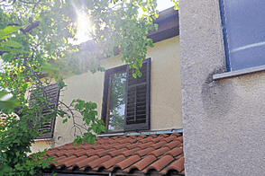 Квартира с четырьмя комнатами, Побеги.