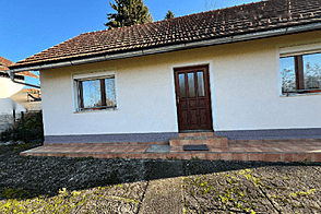 Дом у реки Крка в населённом пункте Велика Малинца