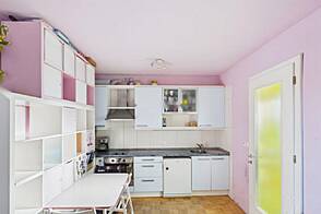 Сави живёт в однокомнатной квартире