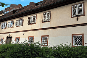 Квартира с тремя комнатами расположена в центре города на улице Вегова.