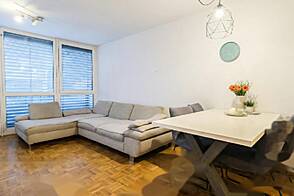 Двухкомнатная квартира с дополнительной комнатой в районе Рудник.