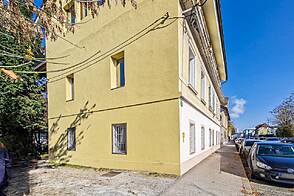 Двухкомнатная квартира расположена в центре.