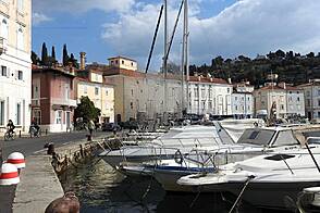 Двухкомнатная квартира возле моря