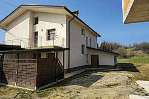 Фермерское хозяйство Вогрско, расположенное на участке.