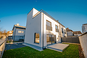 Дом на два этажа, расположенный в Новой Ружной Долине