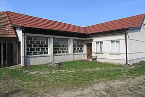 Здание в Долнем Лакоше.