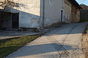 Дом, расположенный в Заречье, рядом с рекой Бистрицей.