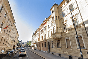 Пятикомнатная квартира в центре.