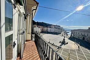 Квартира с тремя комнатами в Пиране