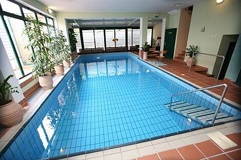 Сауна-центр с бассейном и фитнесом, а также квартирой: 8