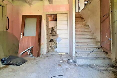 Здание с обширной территорией: 8