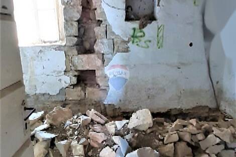 Здание с обширной территорией: 13