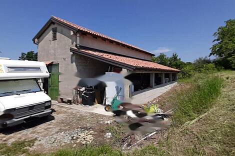 Здание с обширной территорией: 18