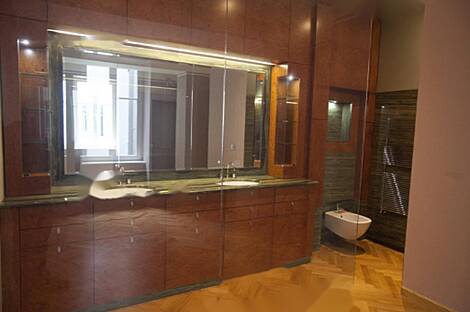 Квартира с четырьмя комнатами в центральной части Старого города: 4