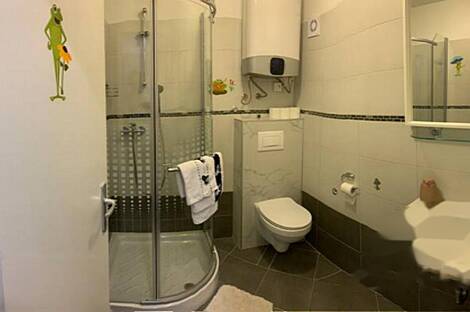 Квартира с четырьмя комнатами в центральной части Копера: 4