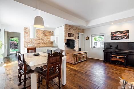 Здание Поле Любляна Кашель: 6