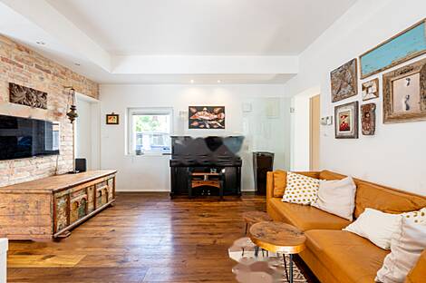 Здание Поле Любляна Кашель: 7