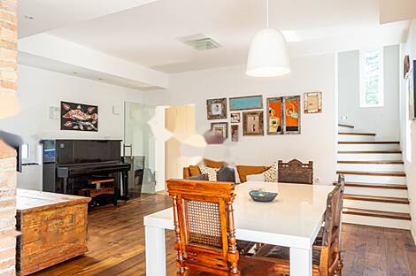 Здание Поле Любляна Кашель: 9