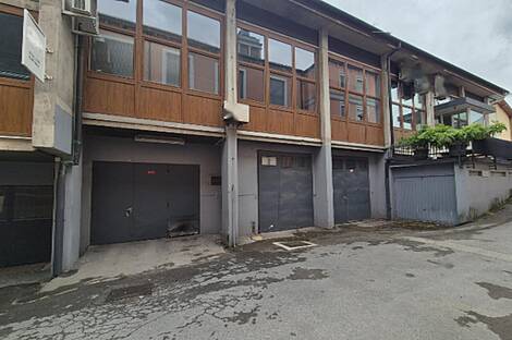 Магазин в центральной части города: 13