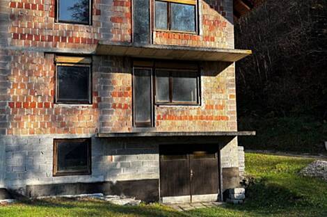 Заложенный дом, разделённый на две квартиры.: 3