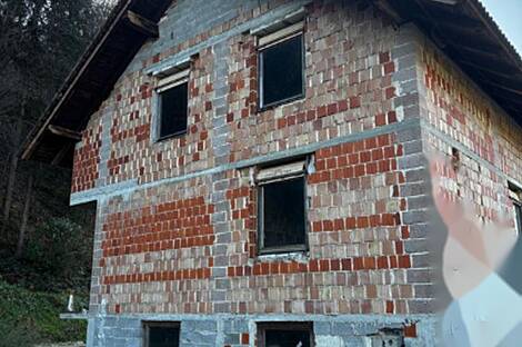 Заложенный дом, разделённый на две квартиры.: 4