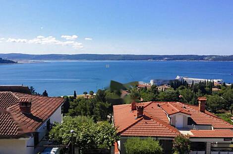 Дом в два этажа с видом: 1