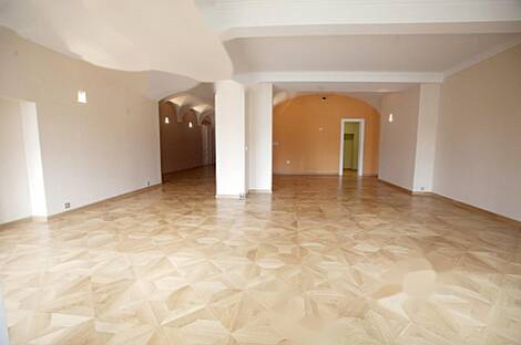 Четырехкомнатная квартира в центре.: 1