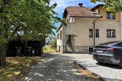 Дом Рудник, состоящий из двух частей.: 1