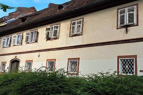 Квартира с тремя комнатами расположена в центре города на улице Вегова.: 1