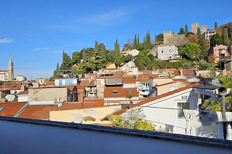 Современная квартира с четырьмя комнатами в городе Пиран: 1