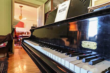 Дом, состоящий из трех комнат, располагается в центре.: 1