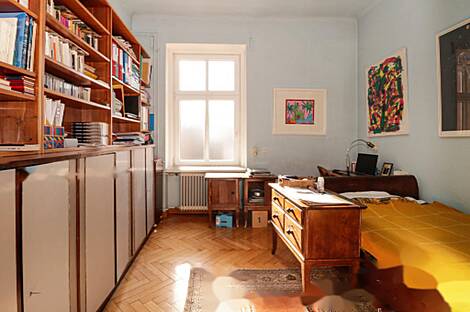 Дом, состоящий из трех комнат, располагается в центре.: 7