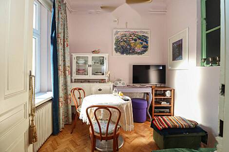 Дом, состоящий из трех комнат, располагается в центре.: 9