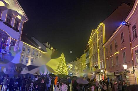 Городская площадь с торговым центром: 1