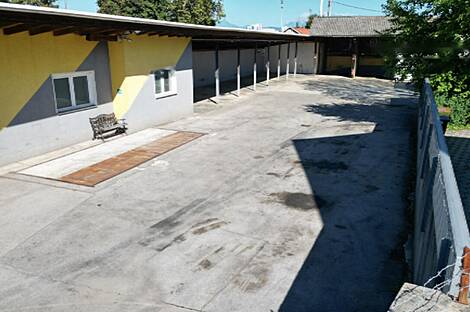 Торговое помещение и склад в районе Безиград: 1