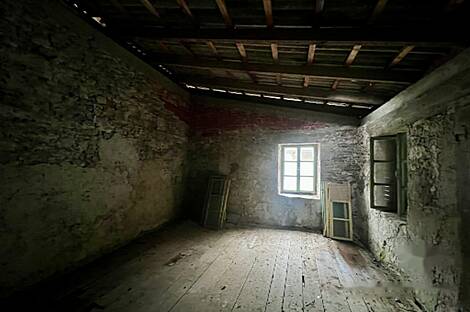 Толмин, Српеница, дом: 9